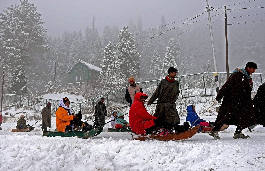 snowfall in many place of kashmir