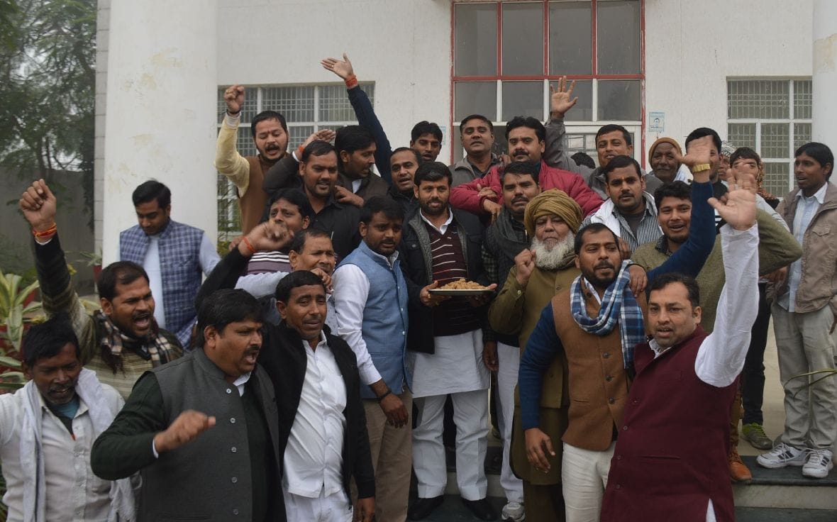 SP supporters occupied the district office Akhilesh