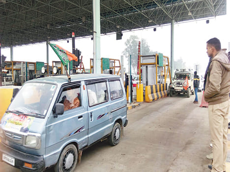 Fierce blows on Dasna toll, waving pistol