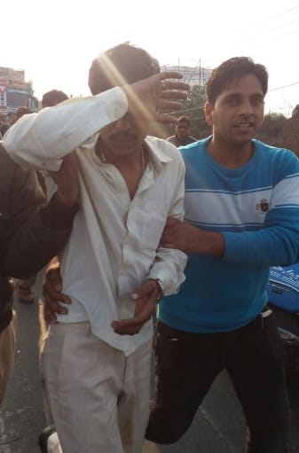 tainkar mein phansee cheekhatee-chillaatee raheen do yuvatiyaan, dekhane vaalon kee rooh kaamp uthee