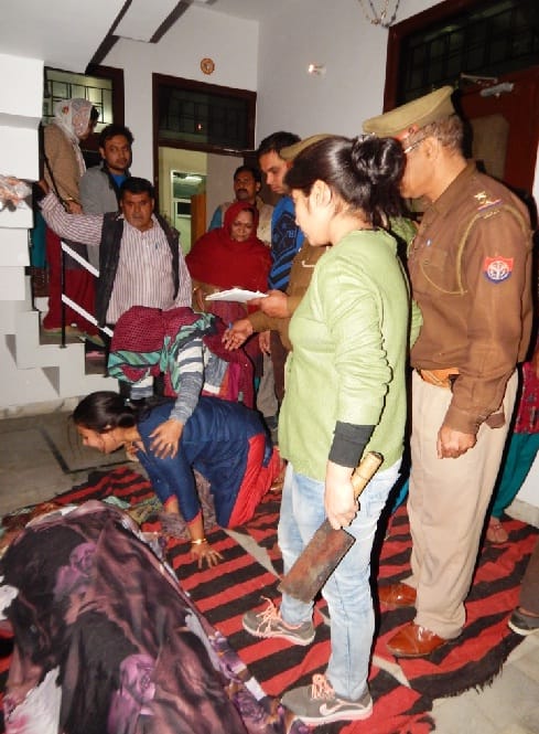 property se bedakhal karane par bete ne berahamee se maan-baap ko maar daala 