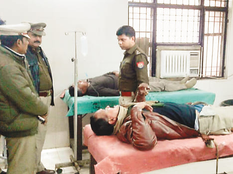 6 policemen injured
