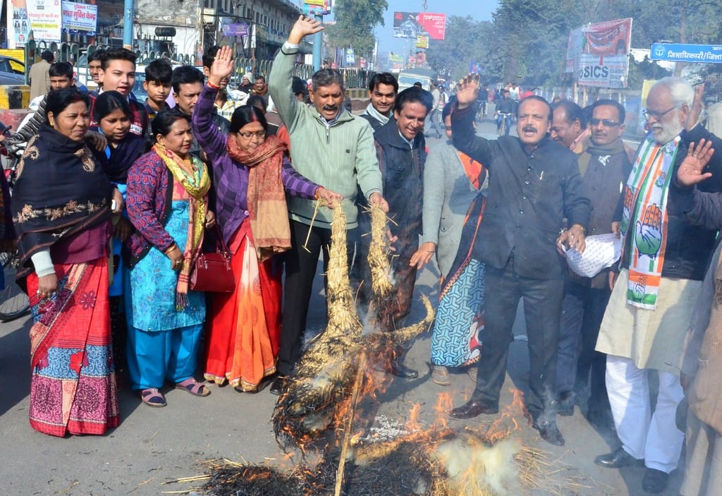 Congress burn dummy of pm