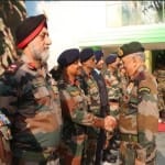 अधिकारियों से मिलते सेना प्रमुख