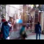 महिला ने आरबीआई के बाहर उतारे कपड़े