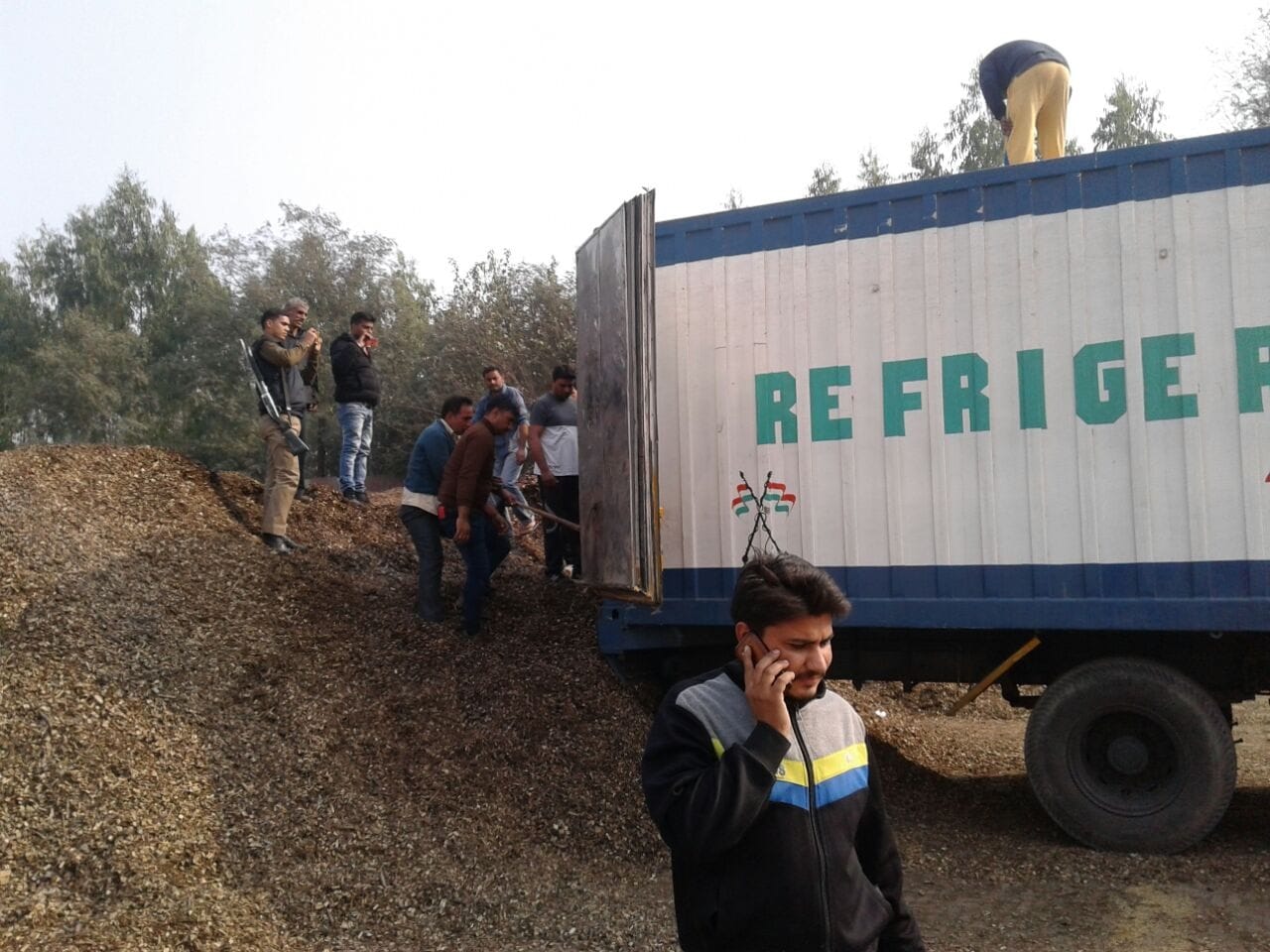 Police ne ek container se pakde 18 bull ek aaropi arrest