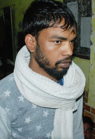 peshee se vaapas le jaate samay jaal kaatakar teen bandee phir pharaar