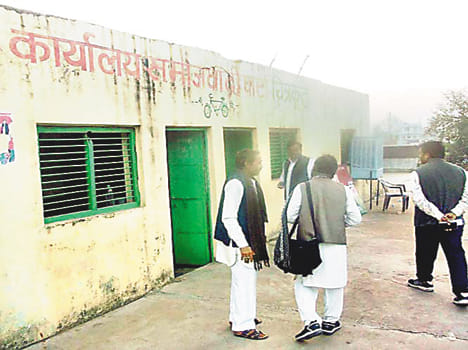 SP-BSP stir fast, BJP-Congress silence