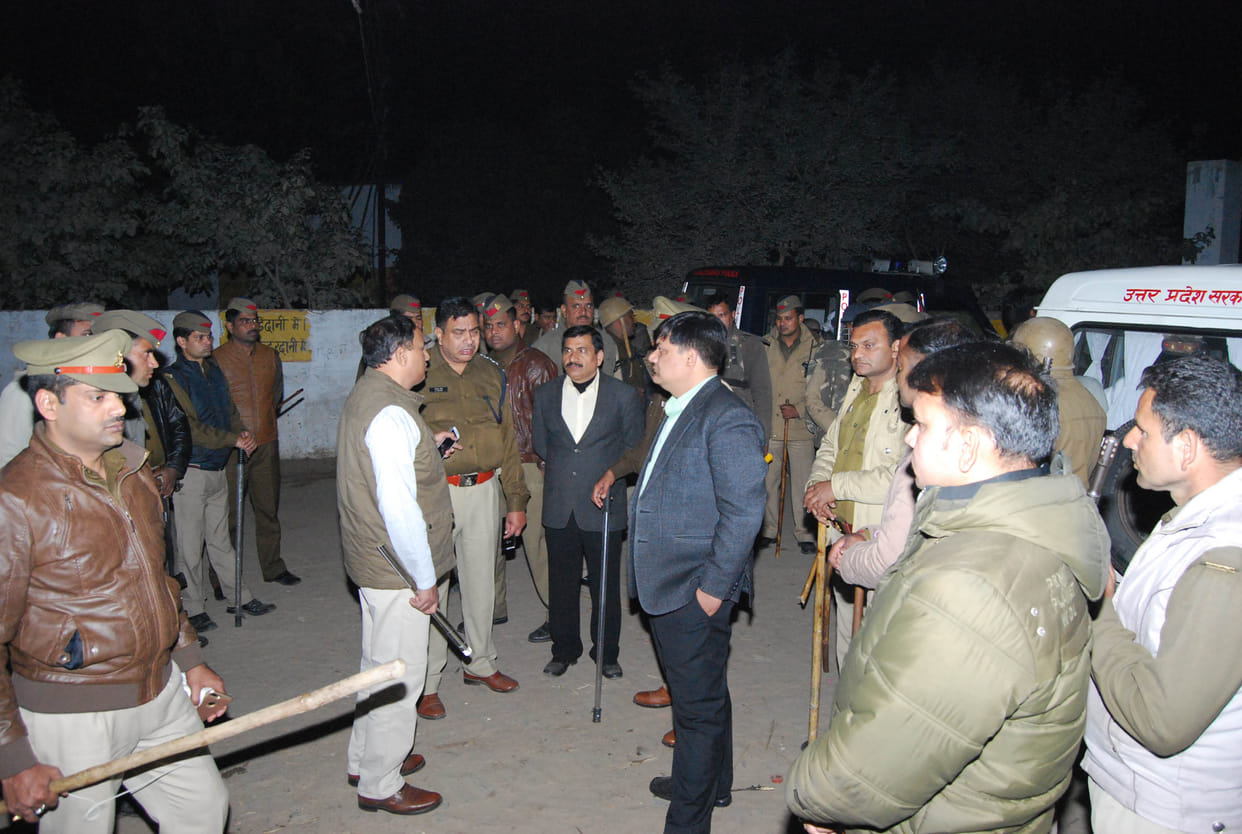 Two community threw stones, damaged, seven injured
