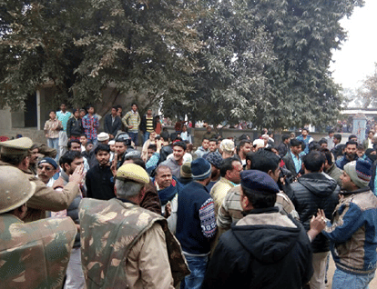 Mob sets police station ablaze after young man's death in Deoria