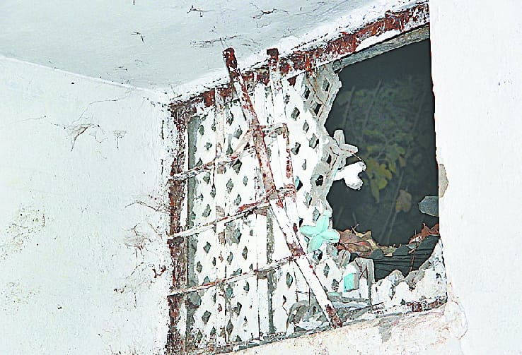 Sat in front of the police, prisoners are breaking skylight