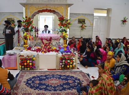 objectional photo of shri guru gobind singh ji uploaded on whatsapp