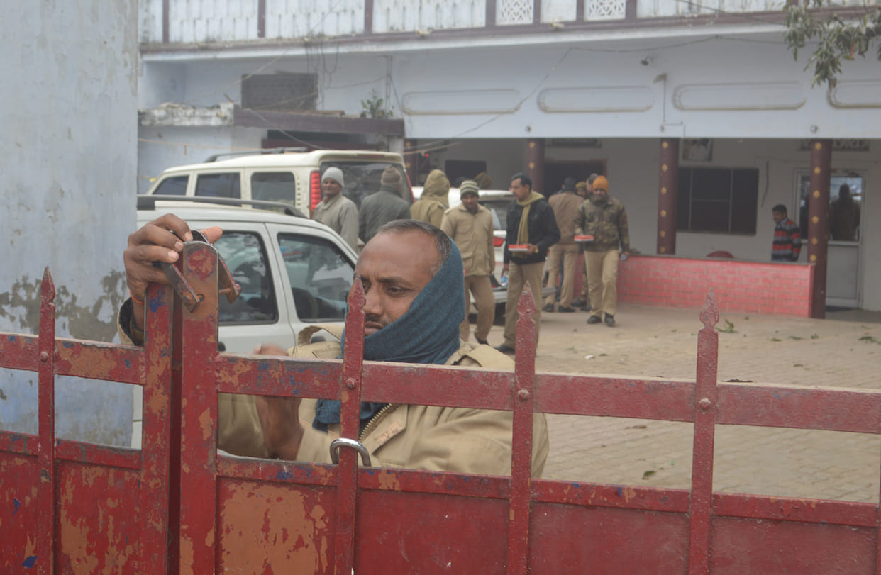 ncome tax raid famous cloth merchant's house
