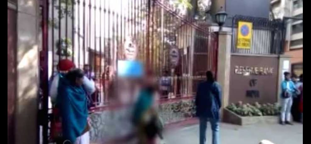woman removed her clothes outside rbi when bank refuse to exchange her old notes