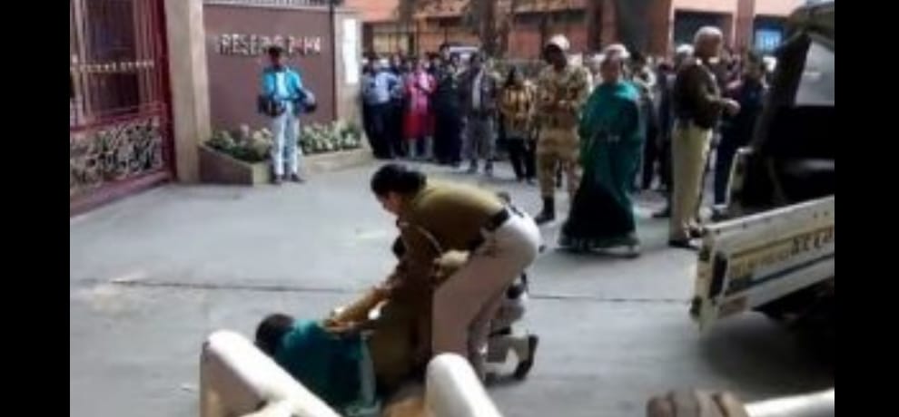 woman removed her clothes outside rbi when bank refuse to exchange her old notes