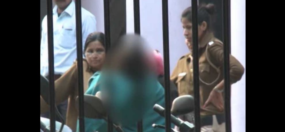 woman removed her clothes outside rbi when bank refuse to exchange her old notes