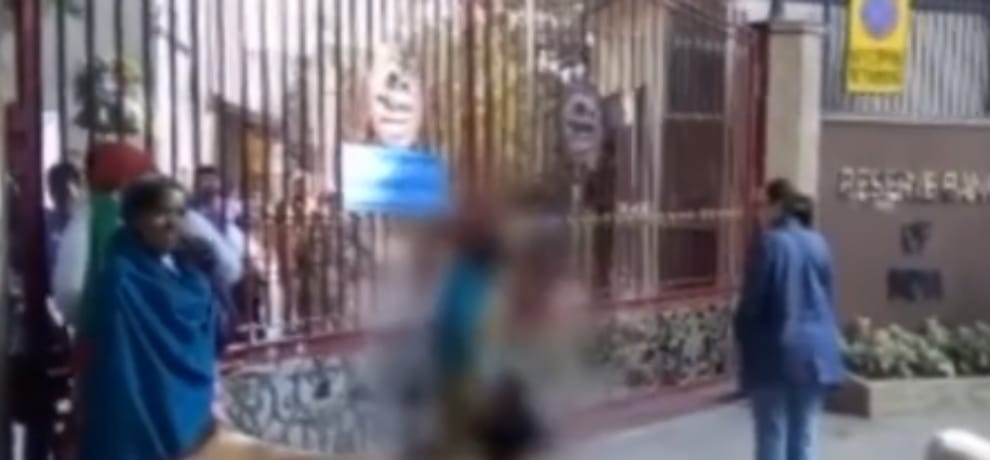 woman removed her clothes outside rbi when bank refuse to exchange her old notes