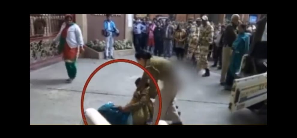 woman removed her clothes outside rbi when bank refuse to exchange her old notes