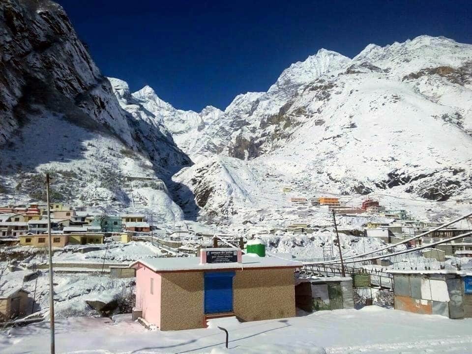 heavy snowfall in badrinath on wednesday.