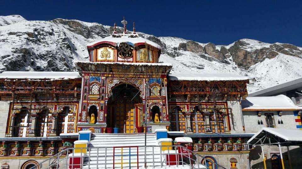 heavy snowfall in badrinath on wednesday.