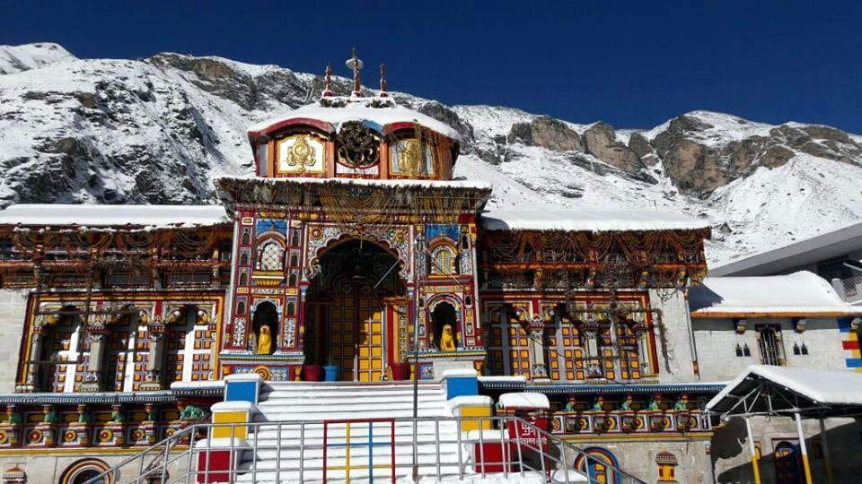 heavy snowfall in badrinath on wednesday.