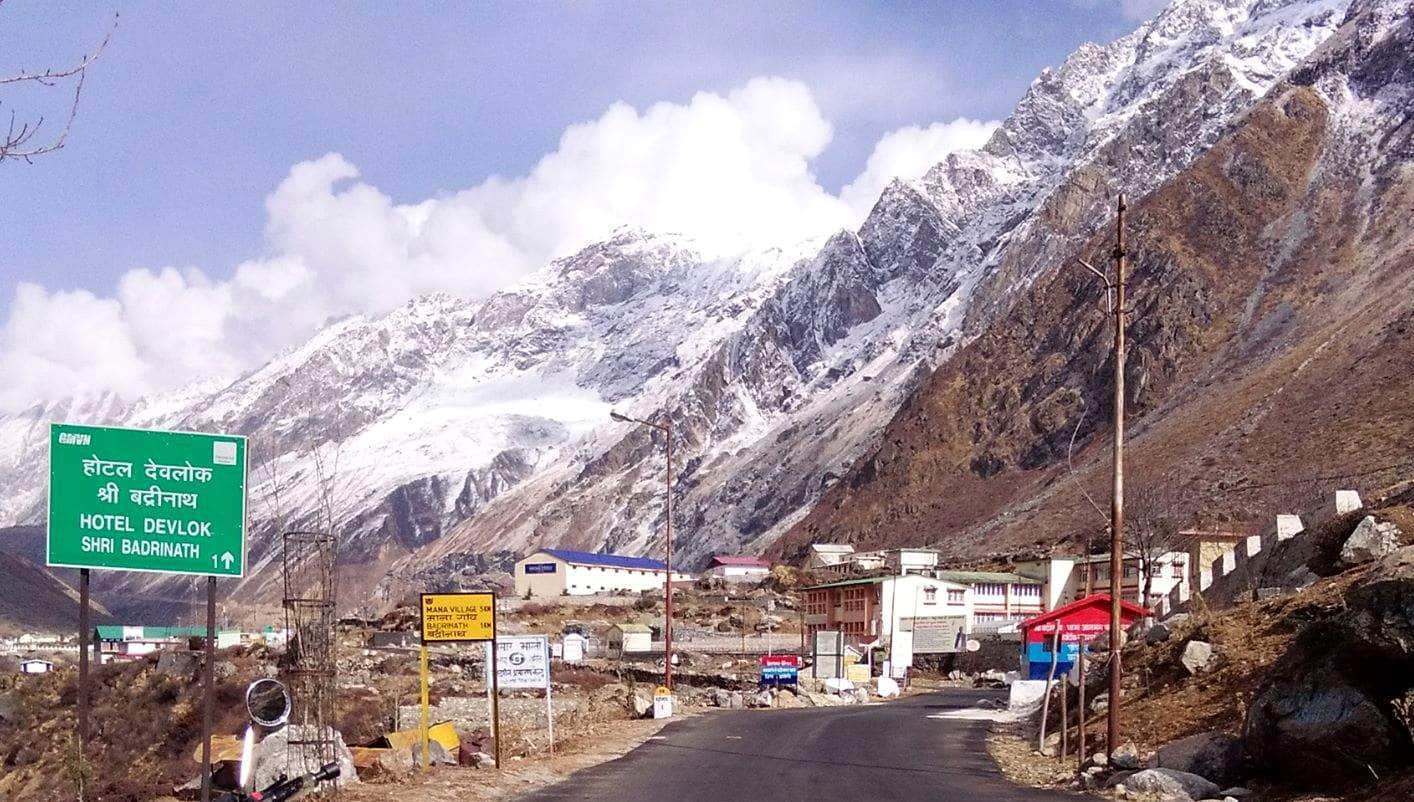 heavy snowfall in badrinath on wednesday.