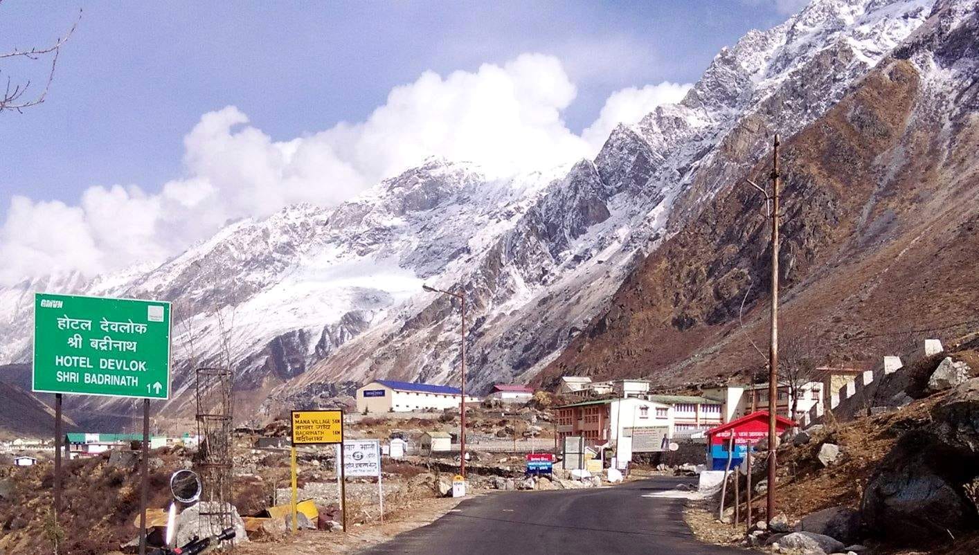 heavy snowfall in badrinath on wednesday.