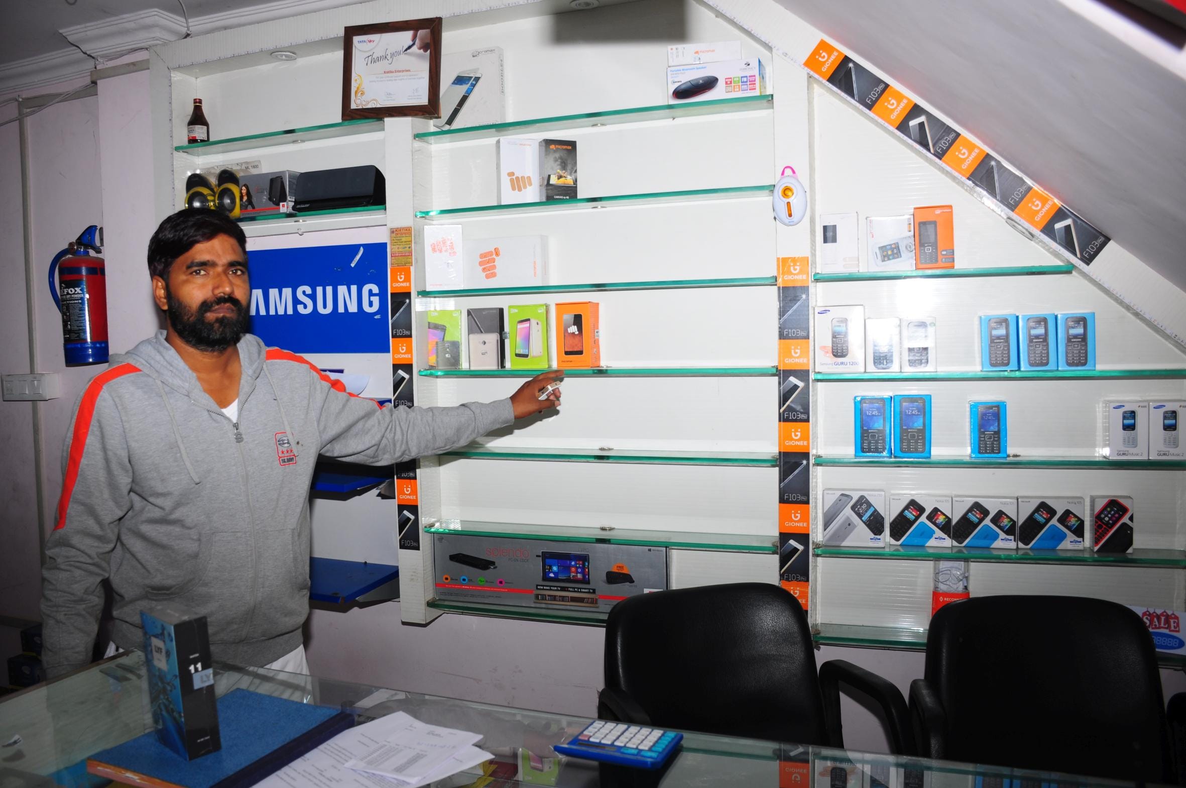 big theft in mobile shop in lucknow