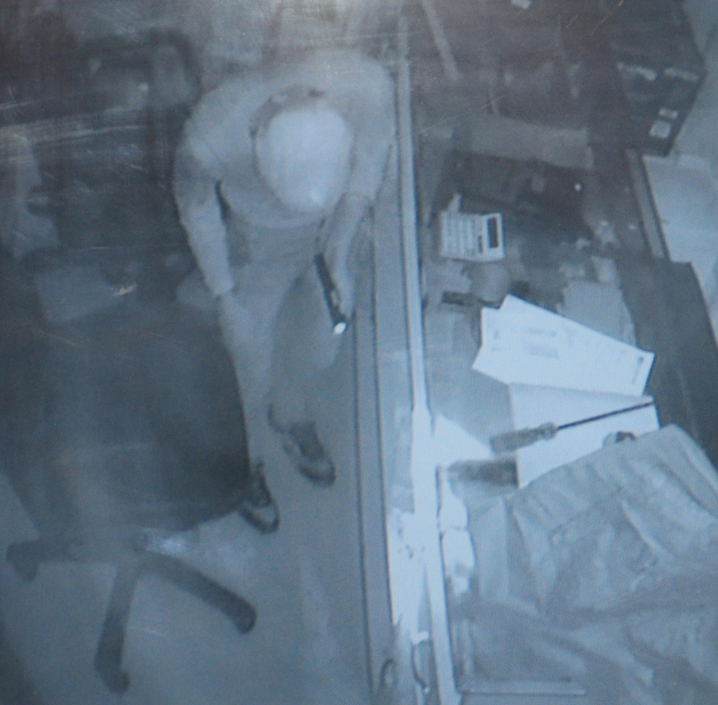 big theft in mobile shop in lucknow