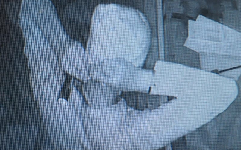 big theft in mobile shop in lucknow