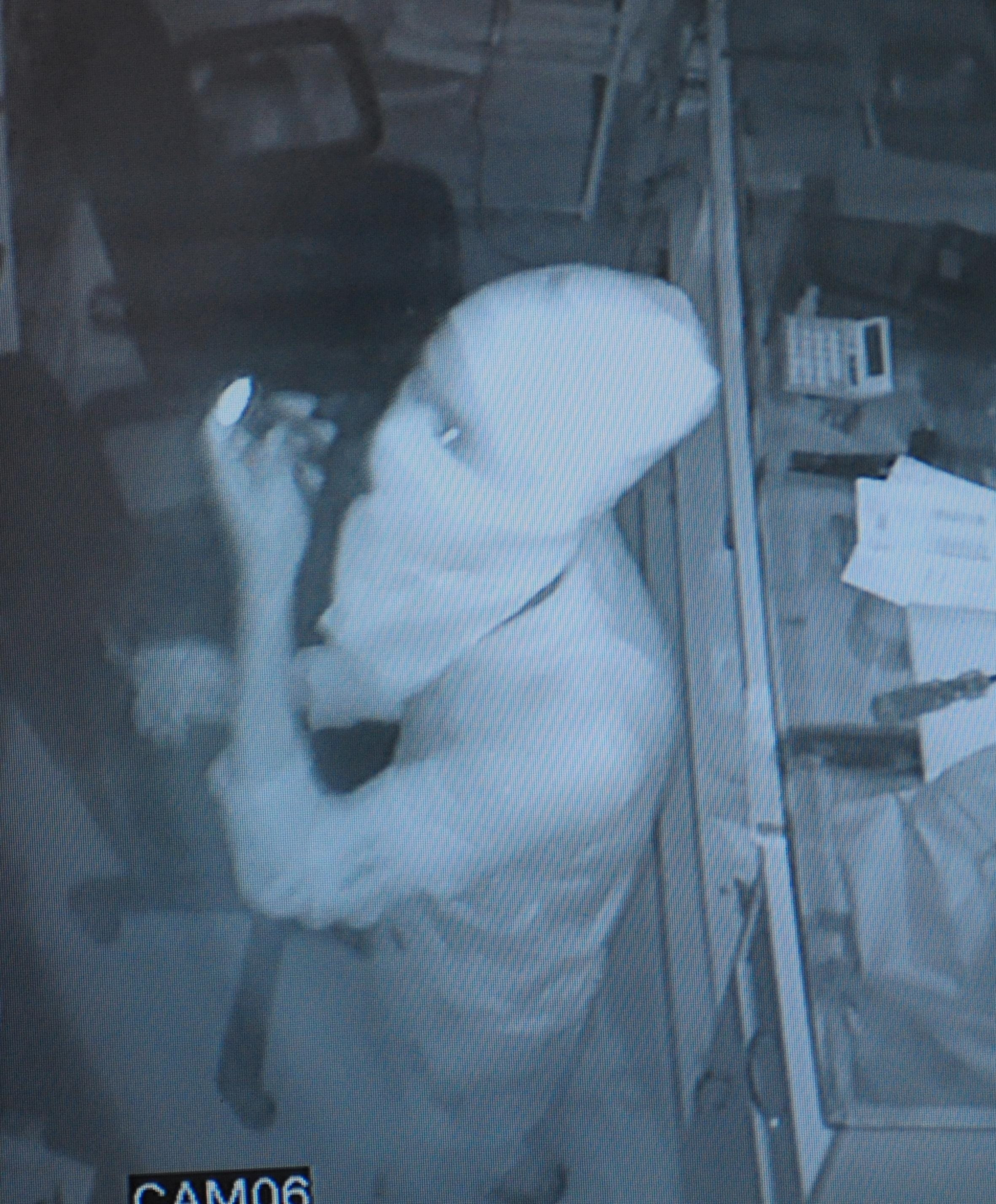 big theft in mobile shop in lucknow