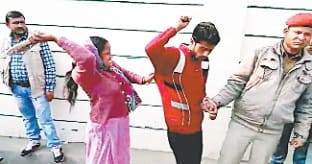ssp office ke bhaar manchale ki dhunai karti mahila