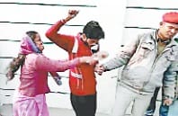 ssp office ke bhaar manchale ki dhunai karti mahila