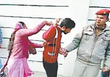 ssp office ke bhaar manchale ki dhunai karti mahila