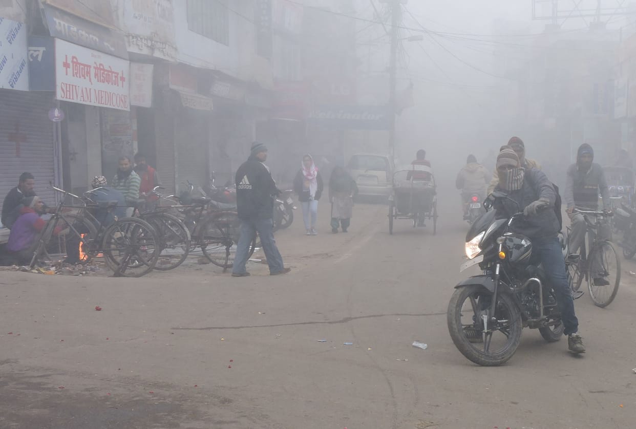 Fog and cold wave caused by the deadly cold, shivery life