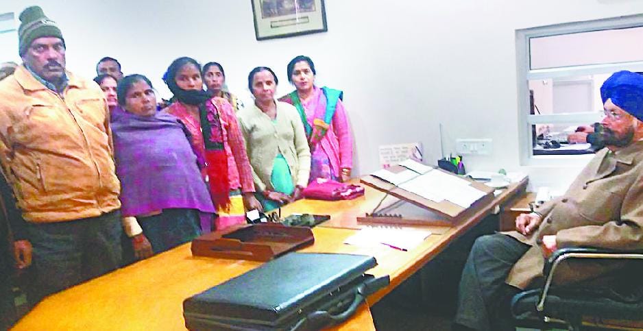 Saketnagr people besiege Cheema MLA