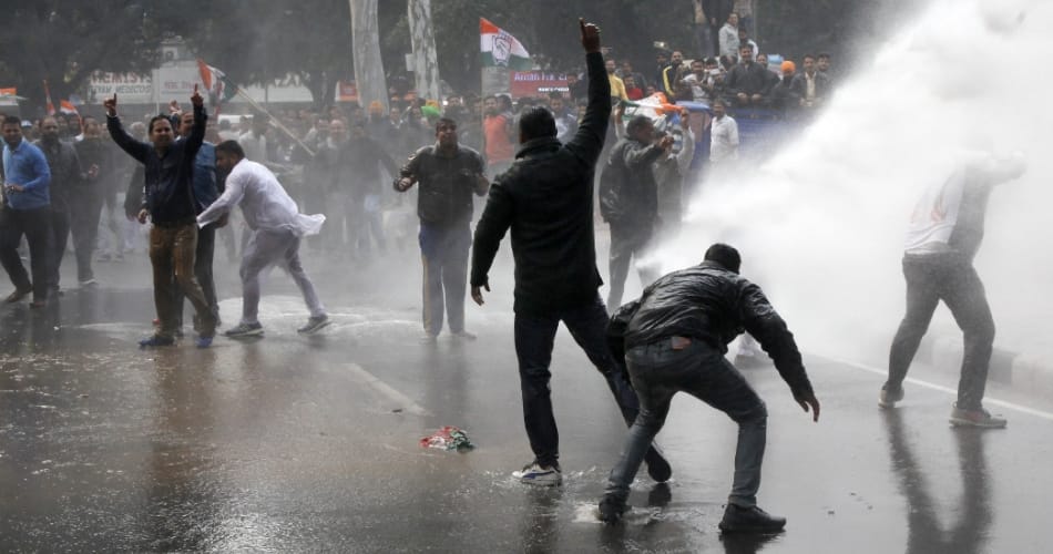 congress protest against noteban at chandigarh, police used water cannon to stop them
