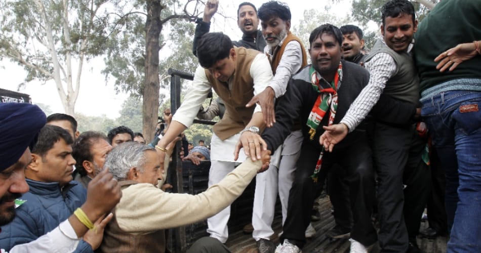 congress protest against noteban at chandigarh, police used water cannon to stop them
