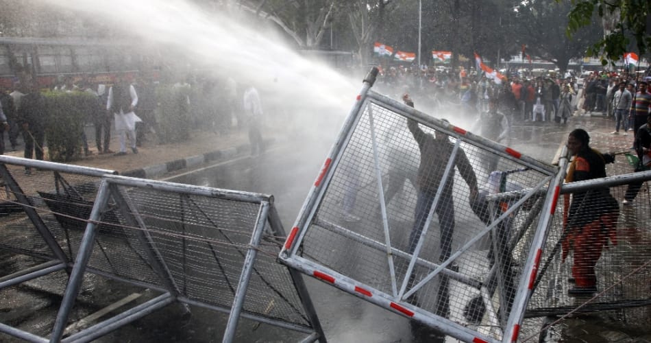 congress protest against noteban at chandigarh, police used water cannon to stop them