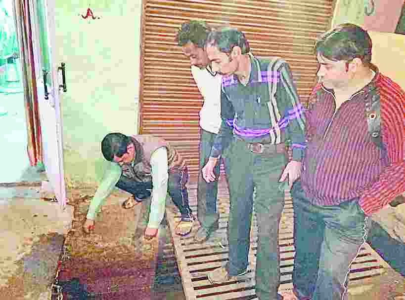 dardnak hadsa: naale me gira bachha