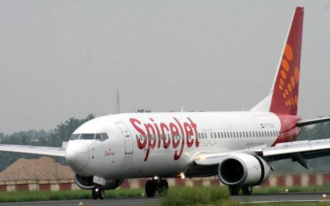 emergency landing of spicejet plane in delhi