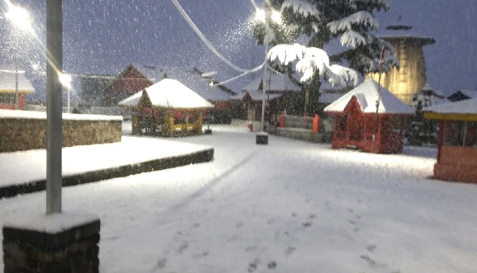 Heavy Snowfall in Himachal, Snowfall at Shimla.