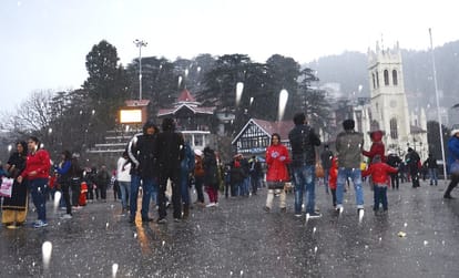 Snowfall Starts in Himachal, Forecast of Heavy Snowfall.