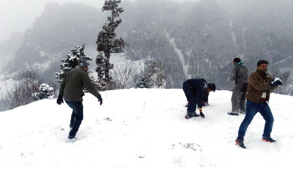 Heavy Snowfall in Himachal, Snowfall at Shimla.