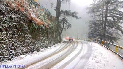 TOURIST ENJOY SNOWFALL IN MANALI 