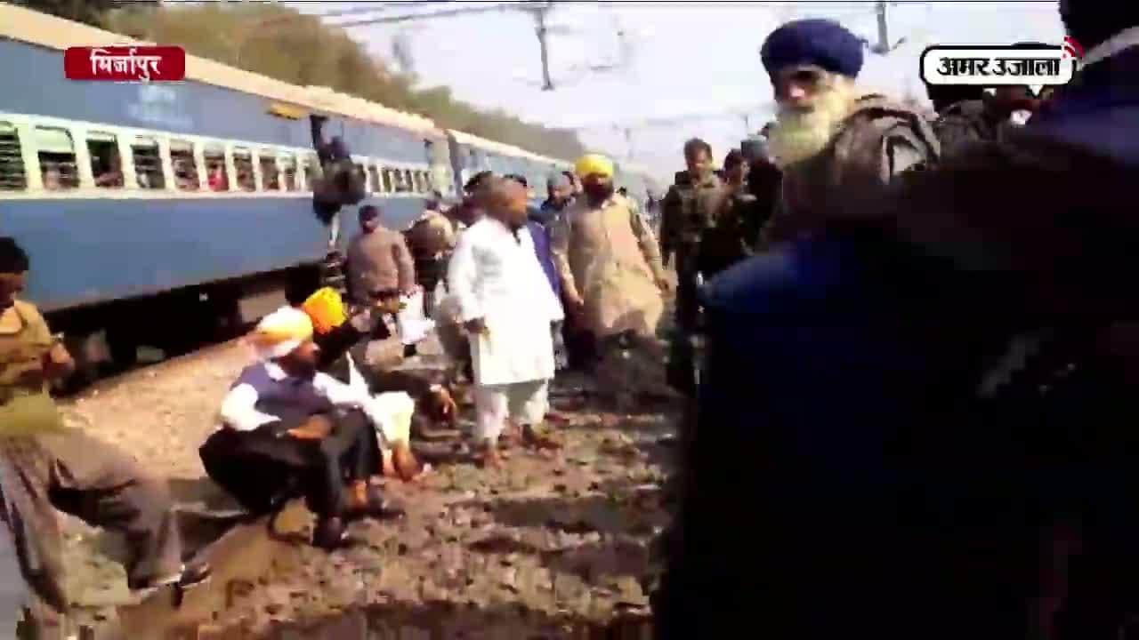 तलवारों के दम पर ट्रेन