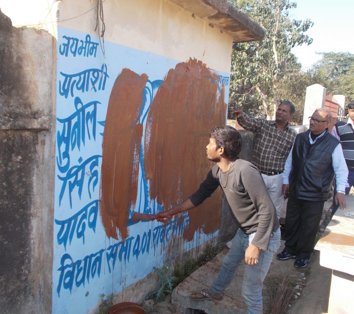 Banners and posters of political parties deleted