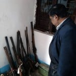 मदनपुर थाने में जली हुई पब्लिक की बंदूकों का निरीक्षण करते एसडीएम घनश्याम