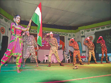 Bollywood film songs and dance audience Jume