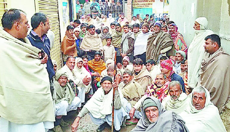 People demonstrate Bamnauli bank, picket